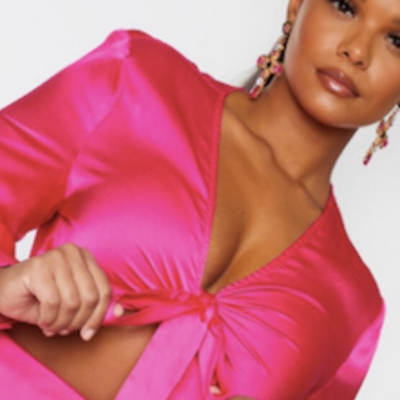 PrettyLittleThing Tops - NWT PrettyLittleThing PLUS FUCHSIA TIE FRONT CROPPED TOP